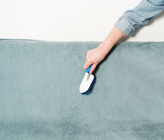 Cara Membersihkan Sofa Berbahan Suede