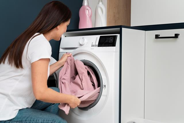 Stop! Jenis Pakaian Ini Tak Boleh Dicuci dengan Air Panas