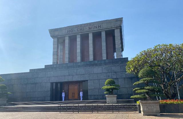 Mengintip Kehidupan Hanoi dari Jantung Bersejarahnya: Kompleks Mausoleum Ho Chi Minh