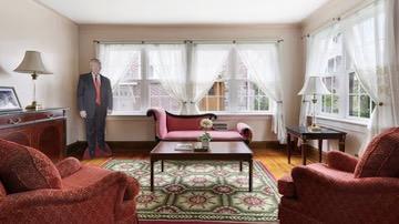 Tak Terawat, Rumah Masa Kecil Presiden Trump Dijual Murah