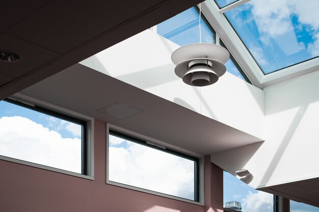 Mau Pakai Atap Skylight? Simak Kelebihan dan Kekurangannya