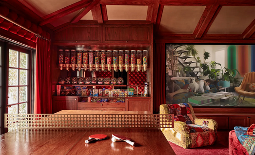 Intip Rumah Benny Blanco yang Penuh Motif Unik