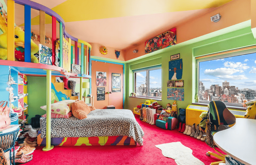 Bukan untuk Kaum Minimalis, Apartemen Ini Punya Interior Warna-warni