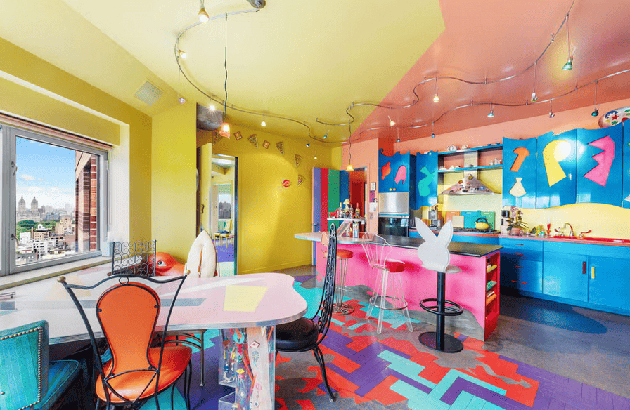 Bukan untuk Kaum Minimalis, Apartemen Ini Punya Interior Warna-warni