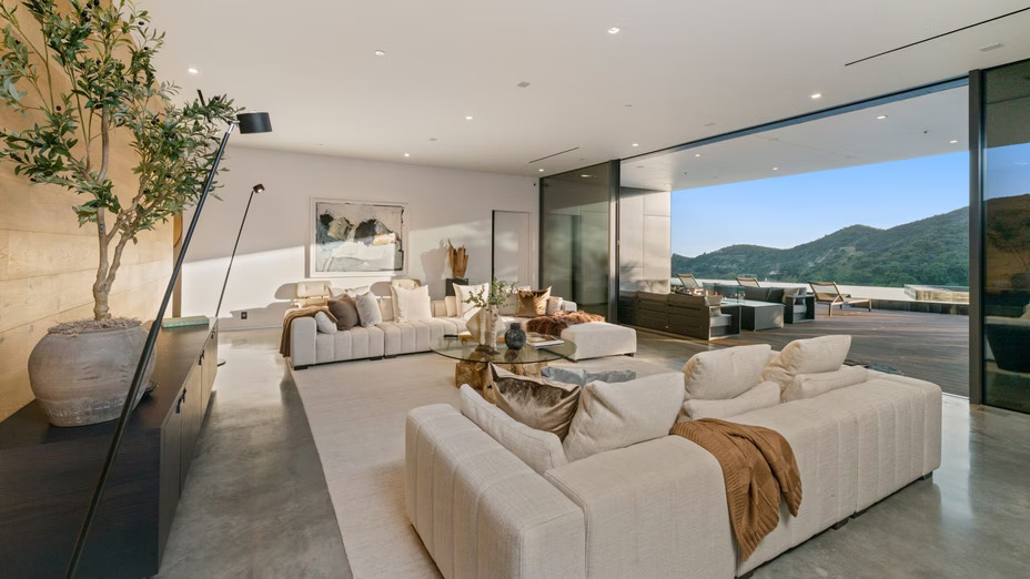Rocker Gene Simmons Jual Rumah Rp232 Miliar, Pembelinya Diseleksi Ketat