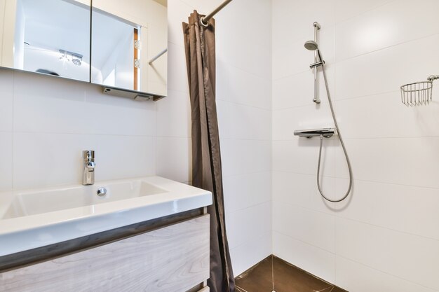 Kamar Mandi Kamu Terlihat Sempit? Mungkin Ini Penyebabnya