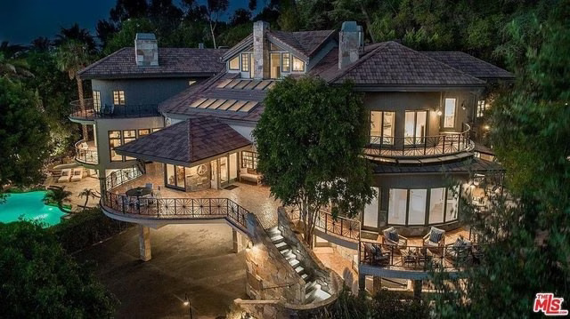 Selena Gomez dan Benny Blanco Beli Rumah Rp580 Miliar