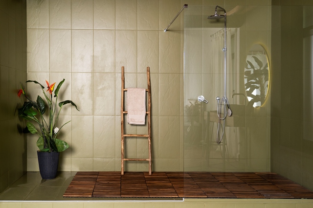 5 Inspirasi Kamar Mandi Semi <i>Outdoor</i> untuk Hunian Tropis yang Nyaman