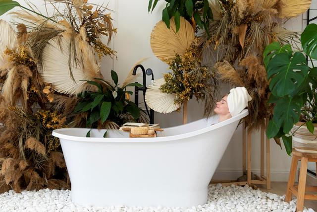 5 Inspirasi Kamar Mandi Semi <i>Outdoor</i> untuk Hunian Tropis yang Nyaman