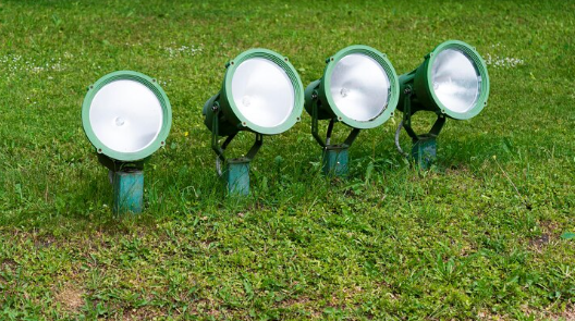 6 Jenis Lampu Taman <i>Outdoor</i> yang Bikin Halaman Makin Estetik