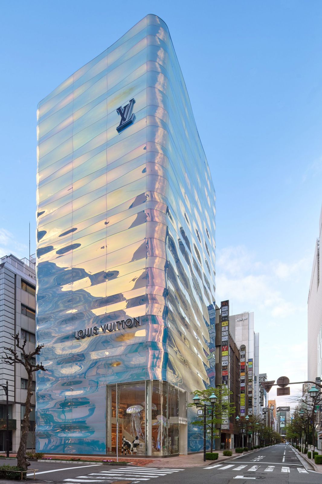 Desain <i>Eye Cathing</i> Toko Louis Vuitton