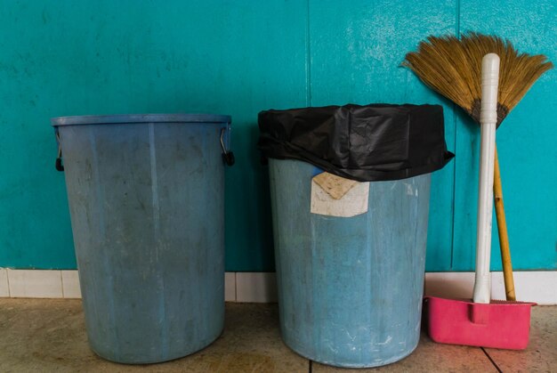 Tips Bersihkan Tempat Sampah di Luar Ruangan