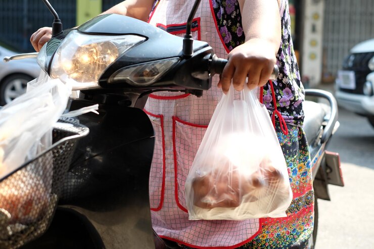 Begini Cara Manfaatkan Kantong Belanja Plastik Menumpuk