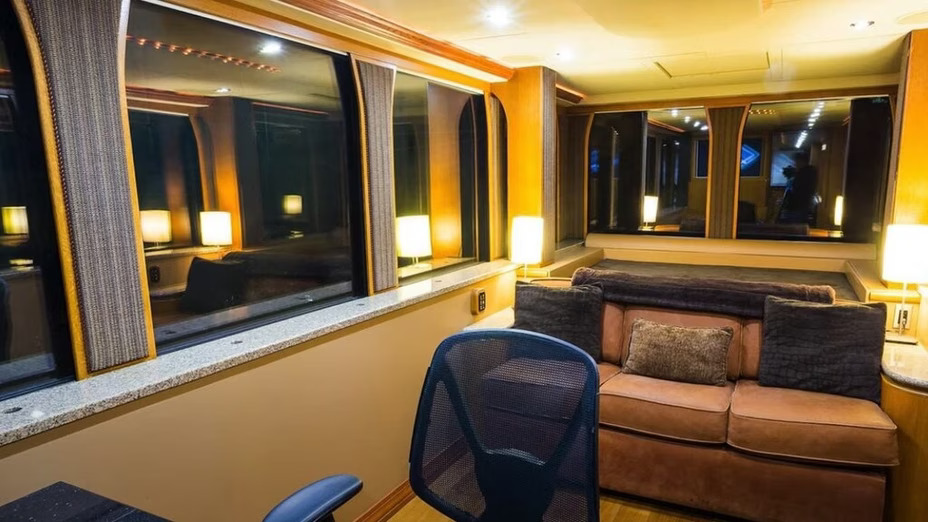 Intip Motorhome Mewah Will Smith Seharga Rp40 Miliar, Ada Bioskop dan Sauna!