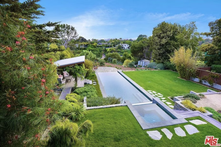 Putus! Dakota Johnson dan Chris Martin Jual Rumah Rp228 Miliar di Malibu