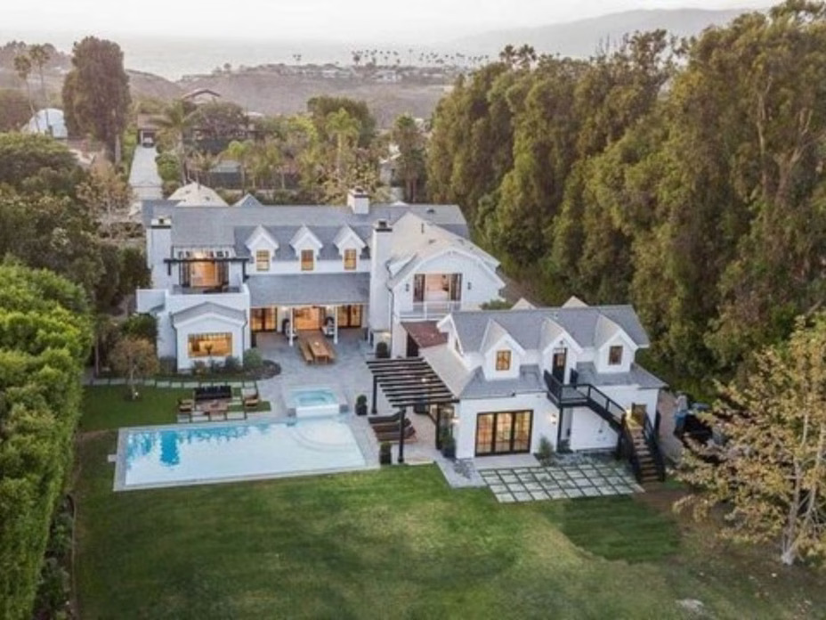 Putus! Dakota Johnson dan Chris Martin Jual Rumah Rp228 Miliar di Malibu