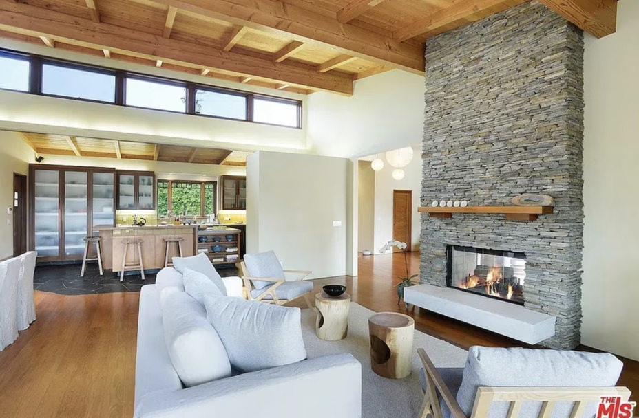 Putus! Dakota Johnson dan Chris Martin Jual Rumah Rp228 Miliar di Malibu