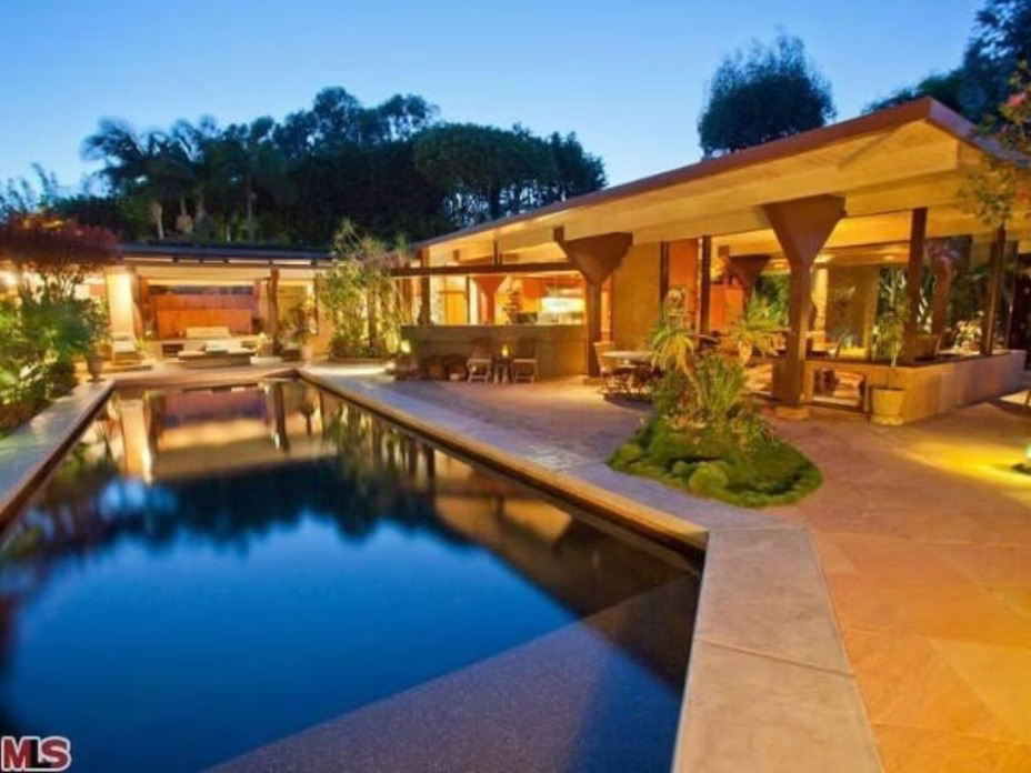 Putus! Dakota Johnson dan Chris Martin Jual Rumah Rp228 Miliar di Malibu