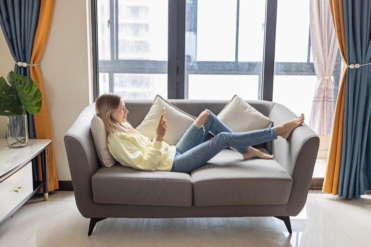7 Alasan Kamu Harus Punya Sofa di Rumah