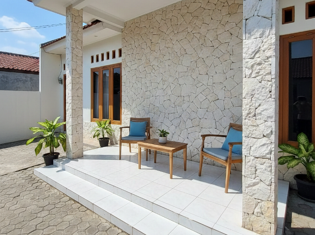 Teras Rumah Terlihat Mewah? Ini 5 Batu Alam Favorit