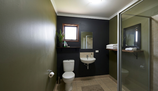 Banyak yang Salah! Warna Ini Bikin Kamar Mandi Makin Sempit