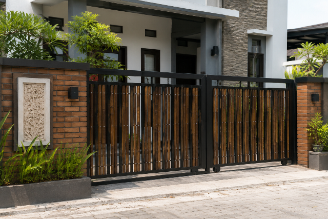 5 Inspirasi Desain Pagar Besi Kombinasi Bambu, Estetik dan Hemat Biaya