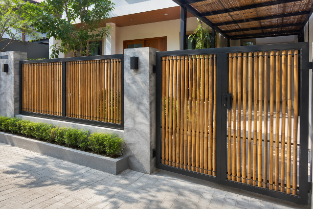 5 Inspirasi Desain Pagar Besi Kombinasi Bambu, Estetik dan Hemat Biaya