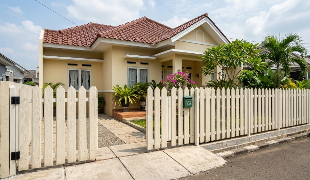 Pagar Seng Unik, Kombinasi Kayu hingga Industrial