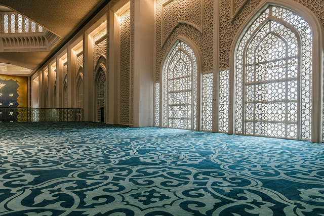 Karpet Tenun Tangan Terbesar Dunia Hiasi Masjid Agung Astana