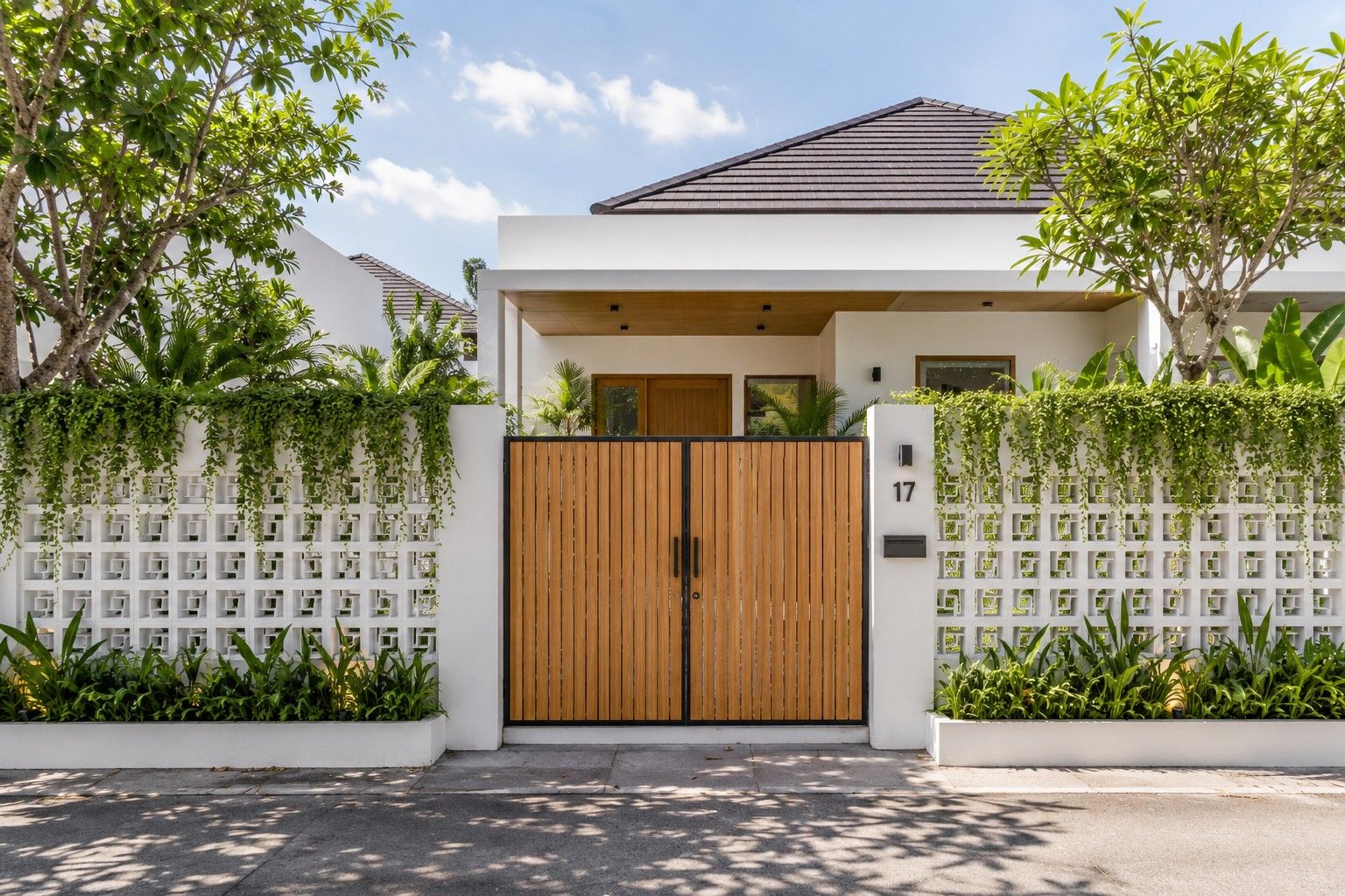 5 Inspirasi Model Pagar Kombinasi Roster dan Tanaman untuk Rumah Lebih Estetik