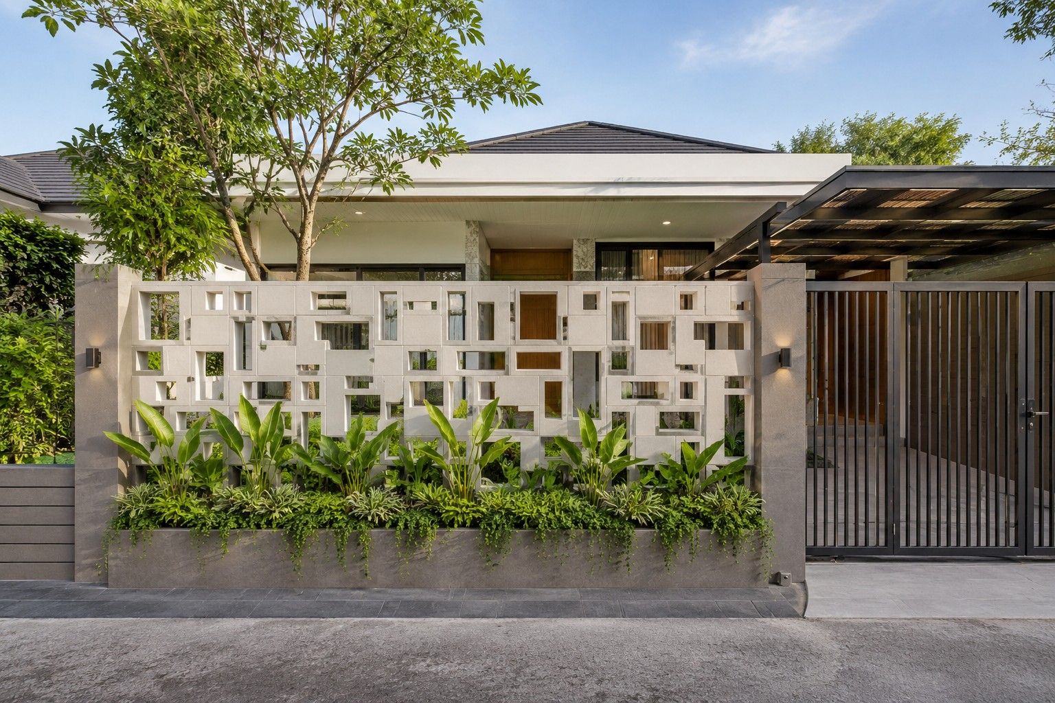 5 Inspirasi Model Pagar Kombinasi Roster dan Tanaman untuk Rumah Lebih Estetik