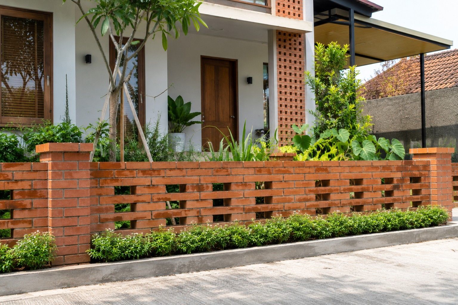 5 Inspirasi Desain Pagar Rendah agar Fasad Tetap Terlihat Menarik