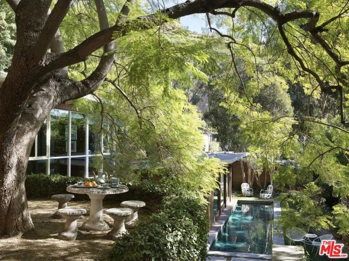 Dakota Johnson Jual Rumah di West Hollywood Seharga Rp108 Miliar