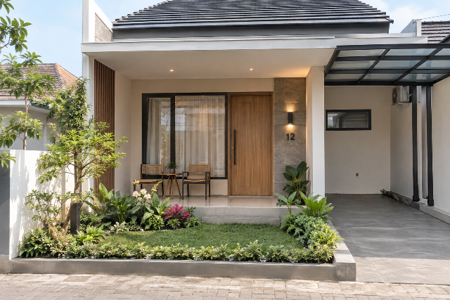 Teras tanpa pagar dengan taman kecil