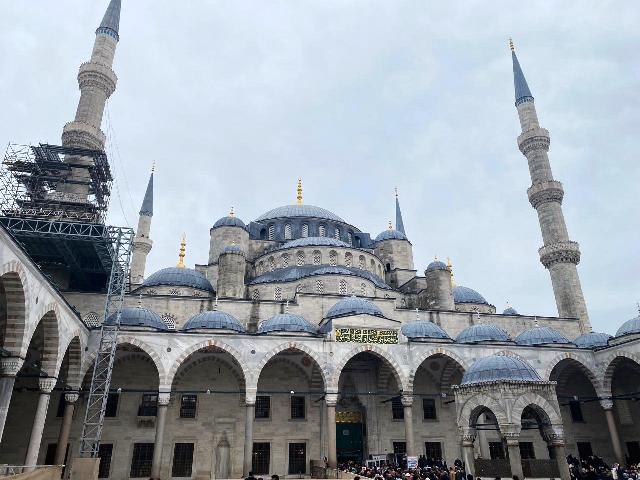 Blue Mosque: Masjid Ikonik dengan 6 Menara di Istanbul
