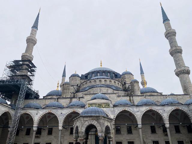 Blue Mosque: Masjid Ikonik dengan 6 Menara di Istanbul