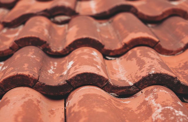 Perbedaan Genteng Keramik, Beton, dan Tanah Liat Beserta Harganya