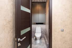 Jangan Asal Pilih, Ini Ukuran Pintu Kamar Mandi yang Ideal