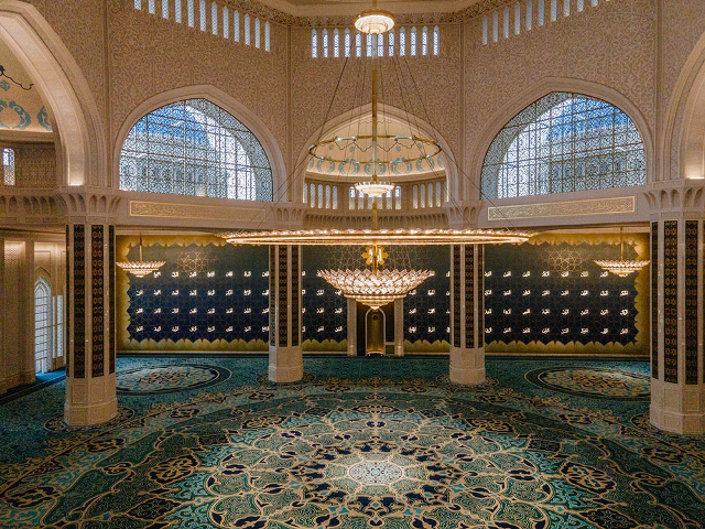 Karpet Tenun Tangan Terbesar Dunia Hiasi Masjid Agung Astana