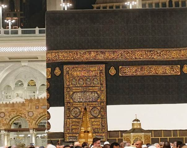 Mengenal Kiswah, Kain Penutup Kabah yang Diganti Setiap Tahun