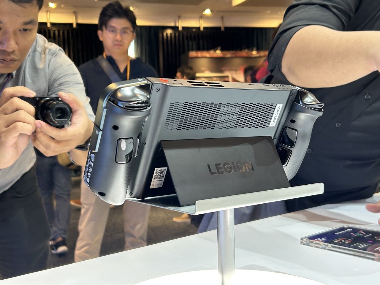 Menjajal Singkat Legion Go, Gaming Handheld Ergonomis