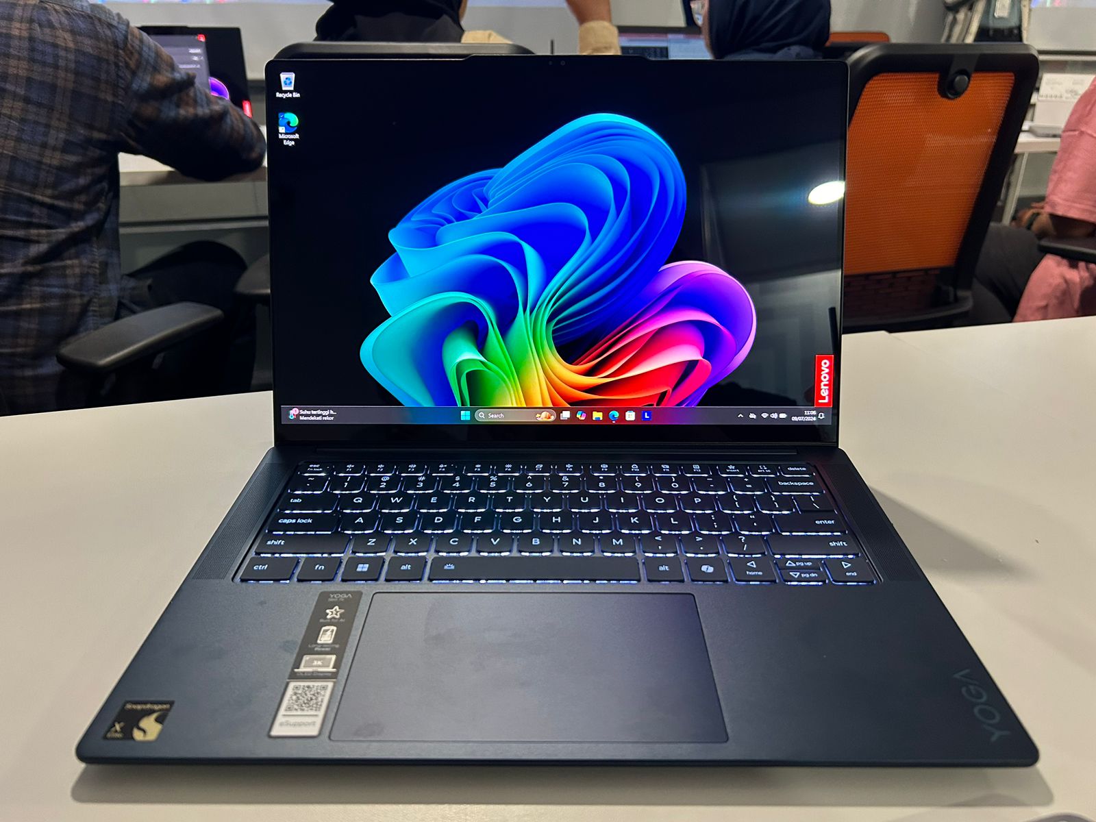 Hands on Lenovo Yoga Slim 7x, Laptop Tipis Pakai Snapdragon X Elite