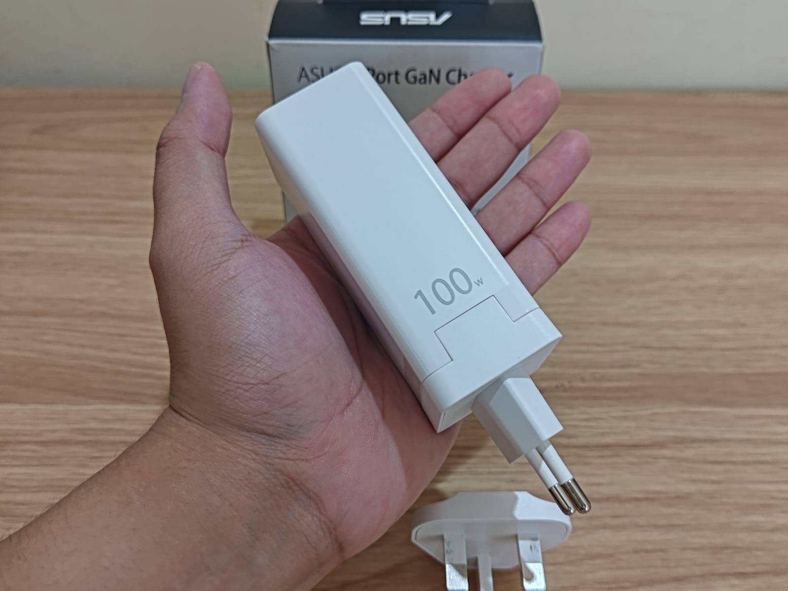 Review Asus 100W 3-Port GaN Charger, Ringkas Bisa Ngecas Laptop