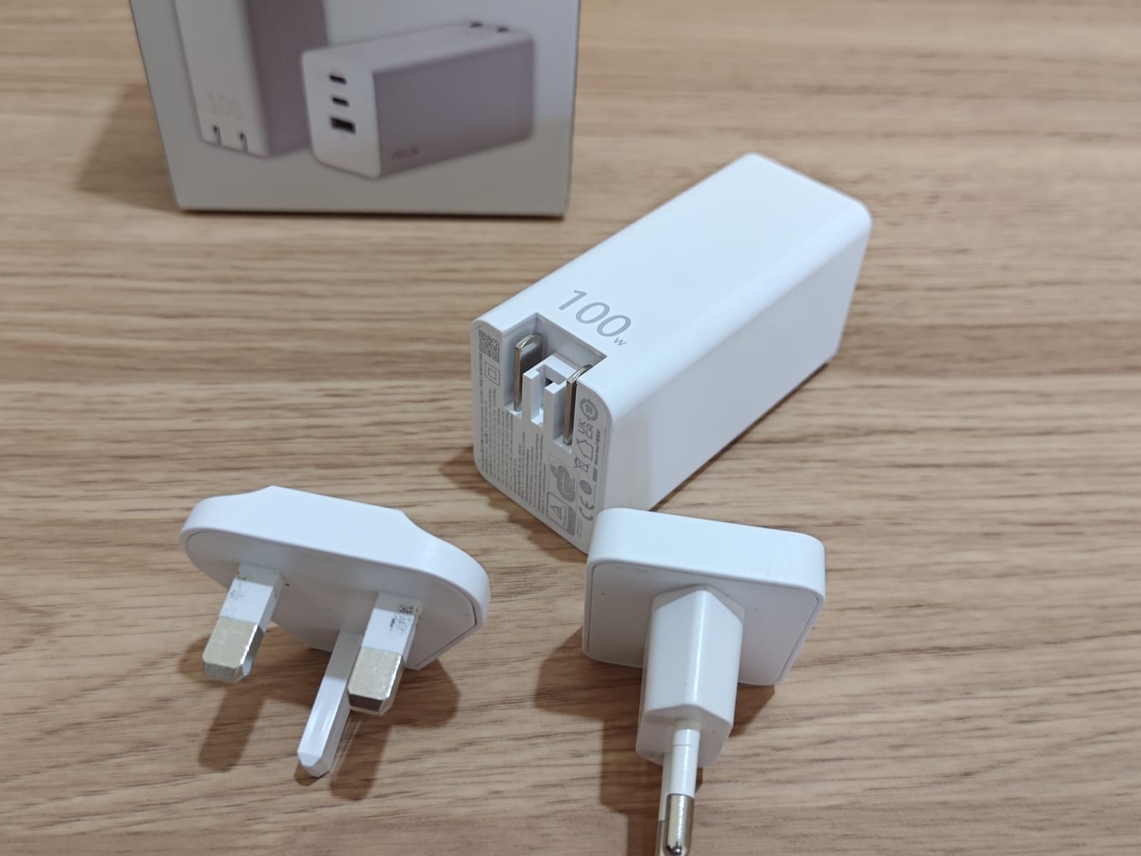 Review Asus 100W 3-Port GaN Charger, Ringkas Bisa Ngecas Laptop