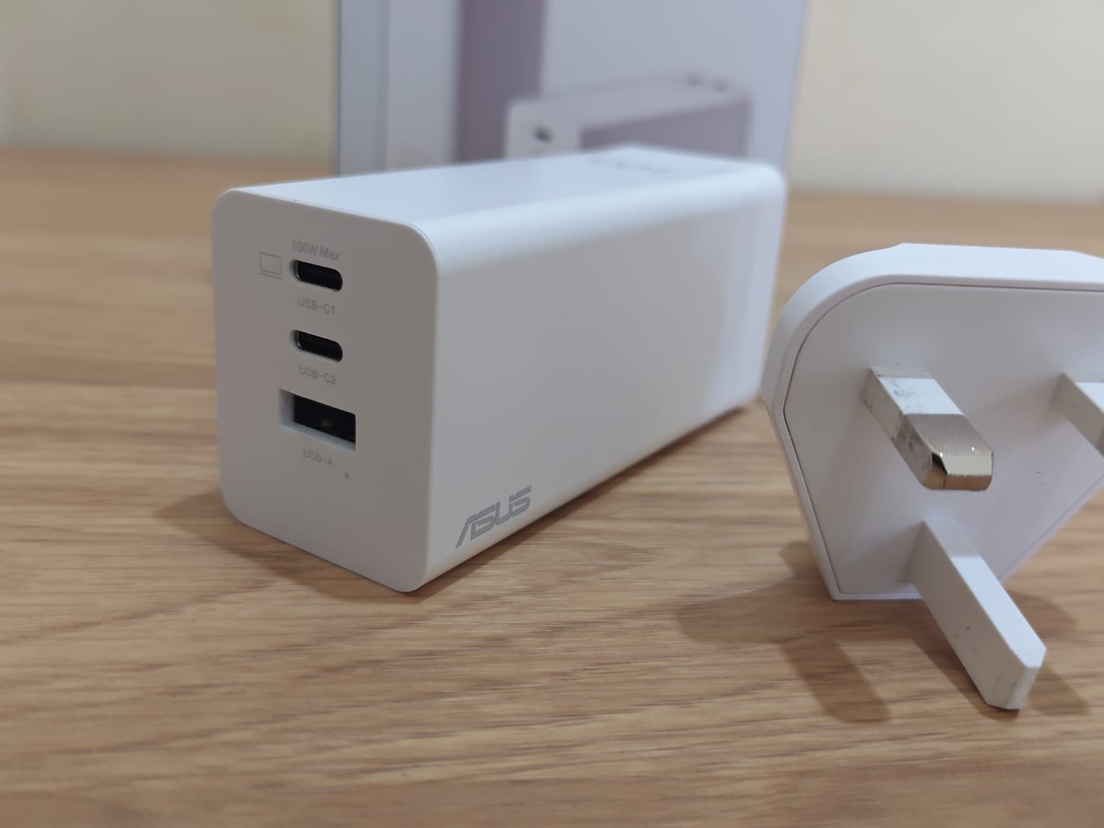 Review Asus 100W 3-Port GaN Charger, Ringkas Bisa Ngecas Laptop