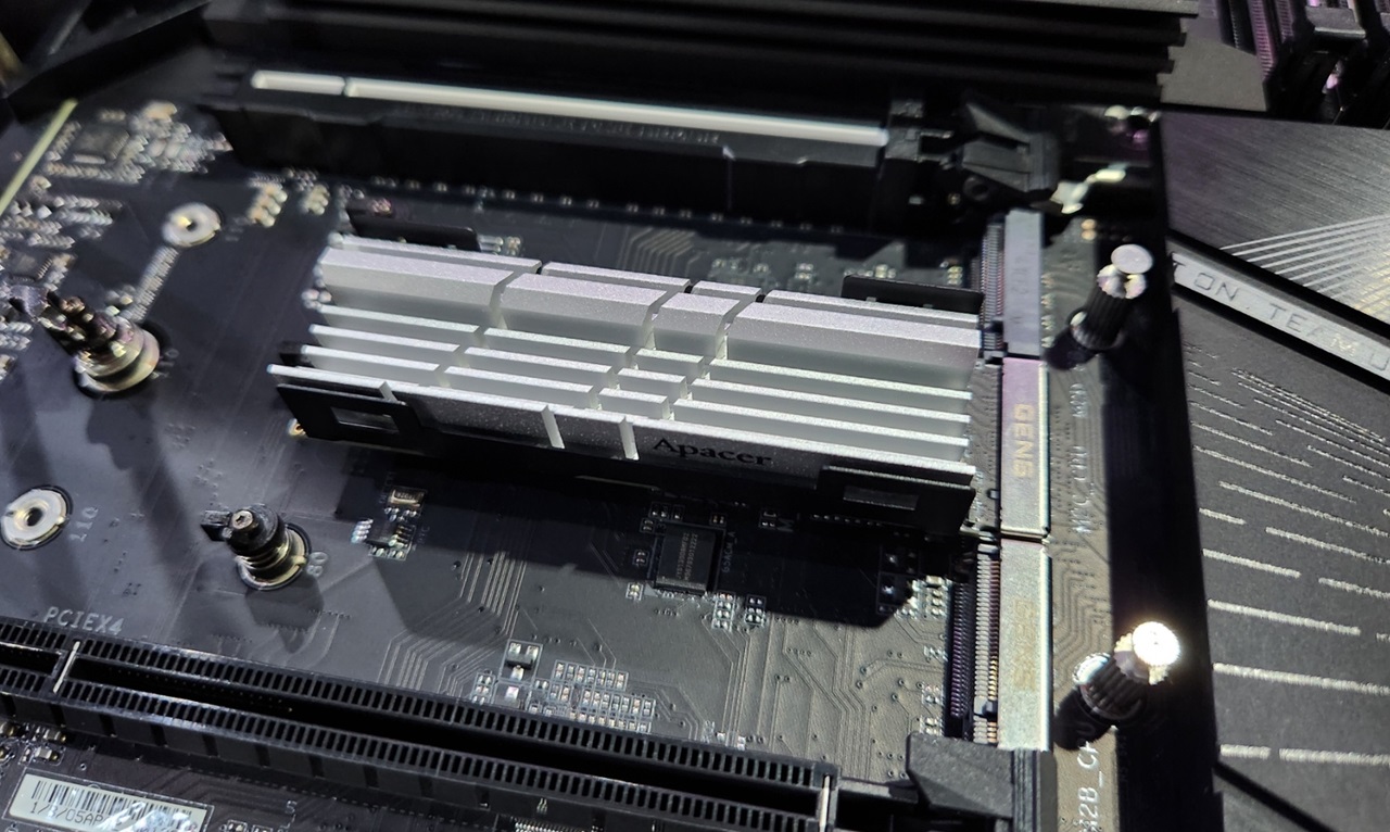 Apacer AS2280Q4, Performa Bagus Pakai Heatsink
