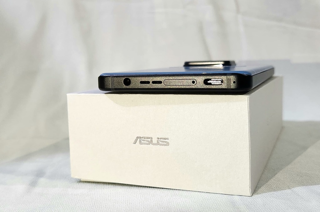 Asus Zenfone 11 Ultra, Performa Andal Berbezel Layar Tipis