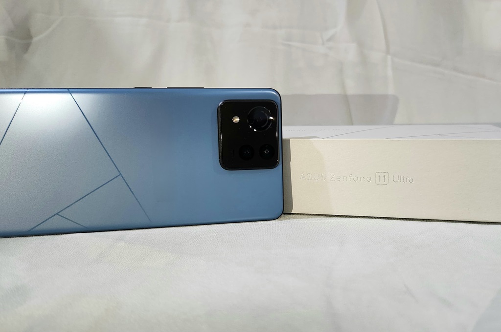 Asus Zenfone 11 Ultra, Performa Andal Berbezel Layar Tipis