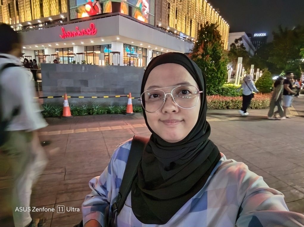 Asus Zenfone 11 Ultra, Performa Andal Berbezel Layar Tipis