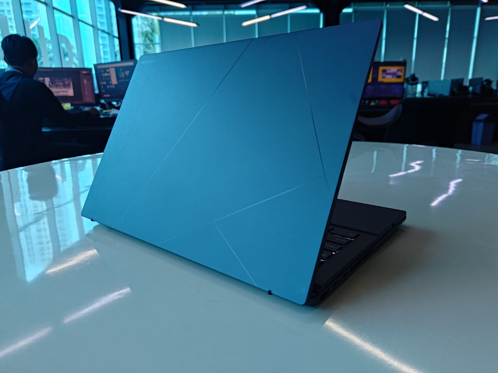 Asus Zenbook Duo UX8406, Laptop Dua Layar Super Spesial
